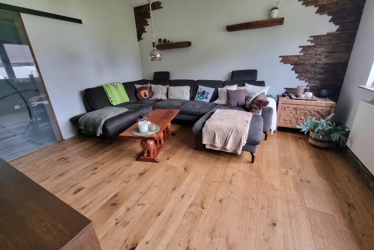 Dasselbe Wohnzimmer mit Eiche Boston — von der Raumansicht aus dem Foto gerechnet