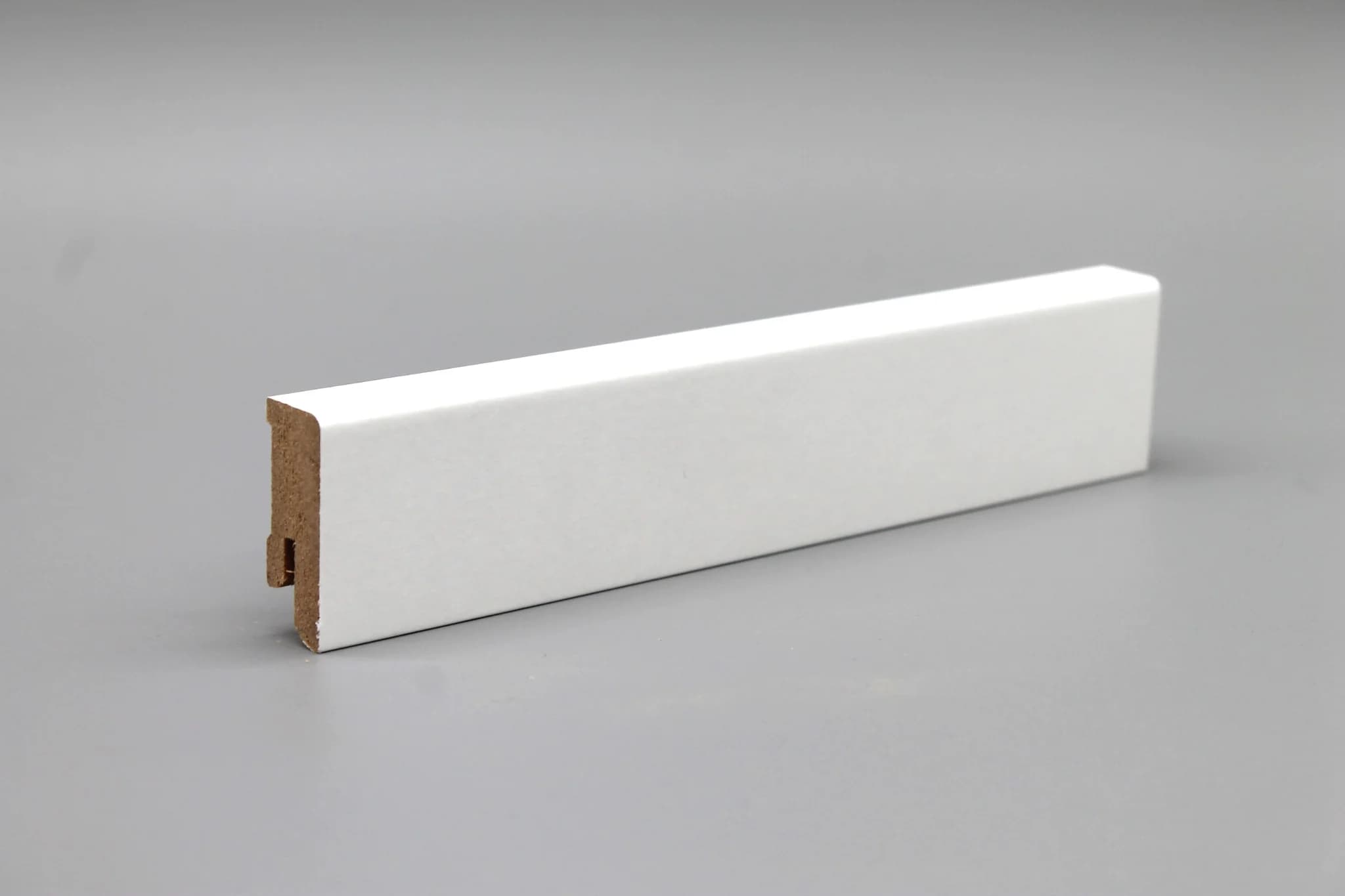 Sockelleiste 16x40x2400 mm weiß foliert MDF (4,15€/lfm)