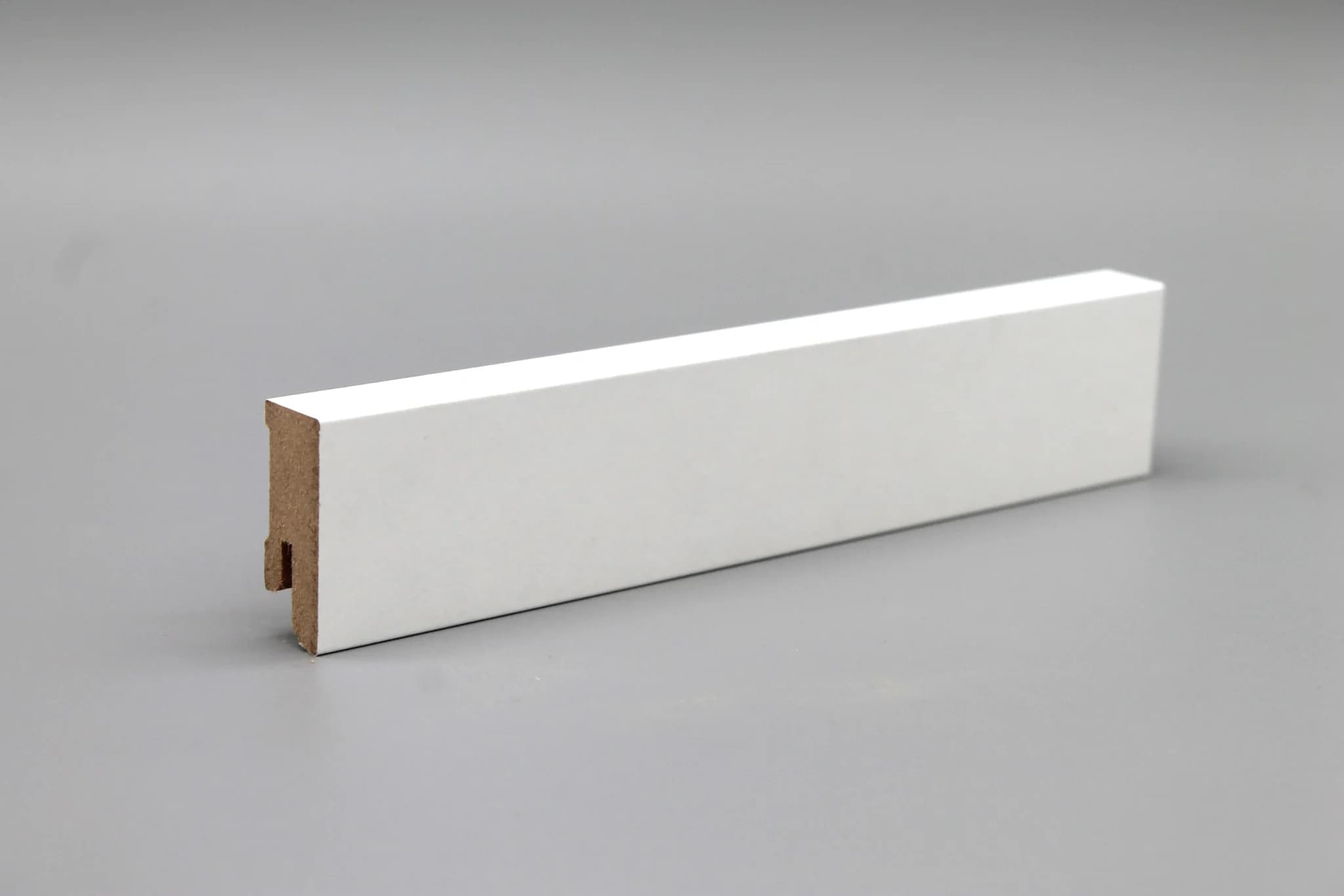 Sockelleiste 16x40x2400 mm gefast weiß foliert MDF (4,15€/lfm)