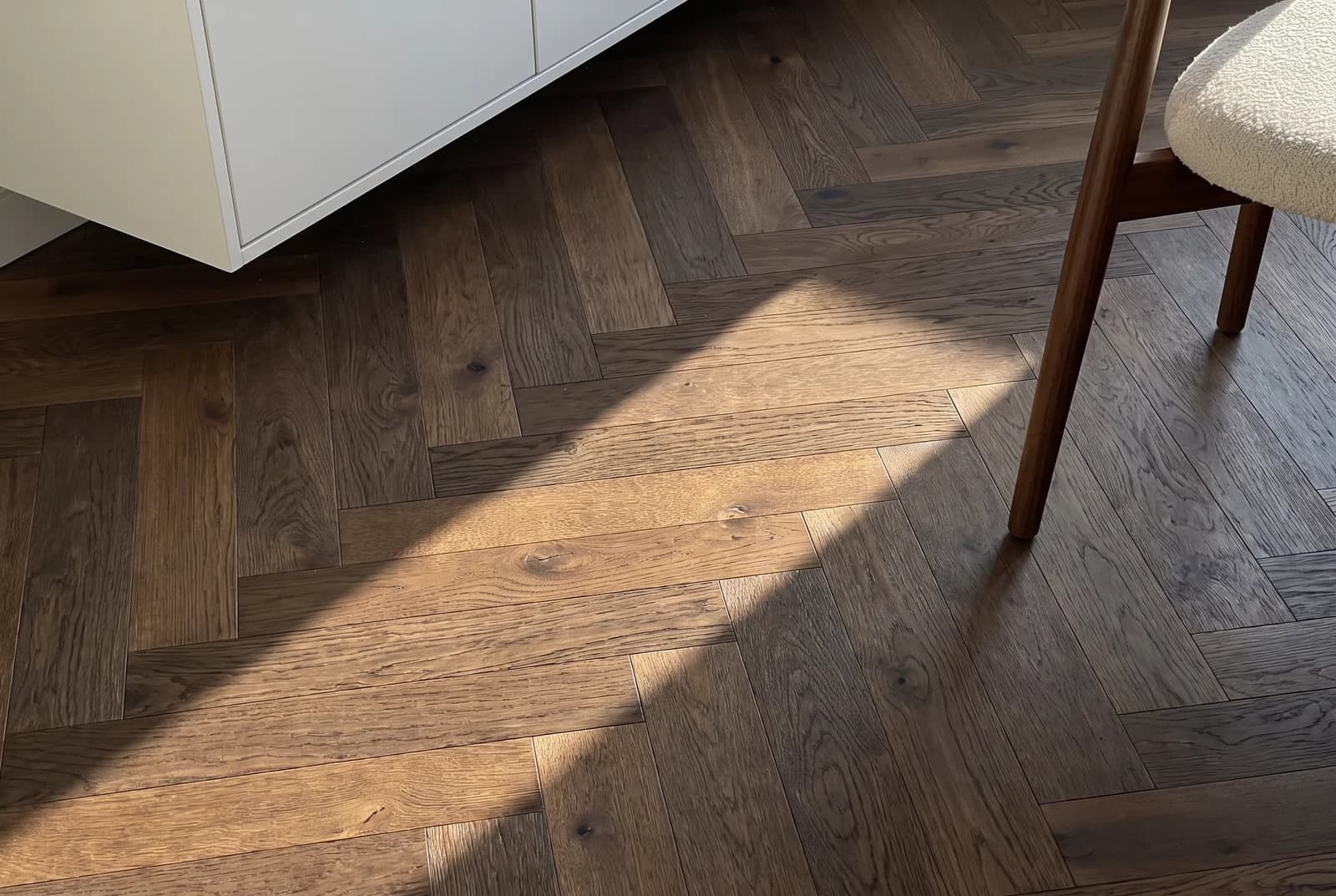 Eiche Firestone — Oberfläche im Streiflicht