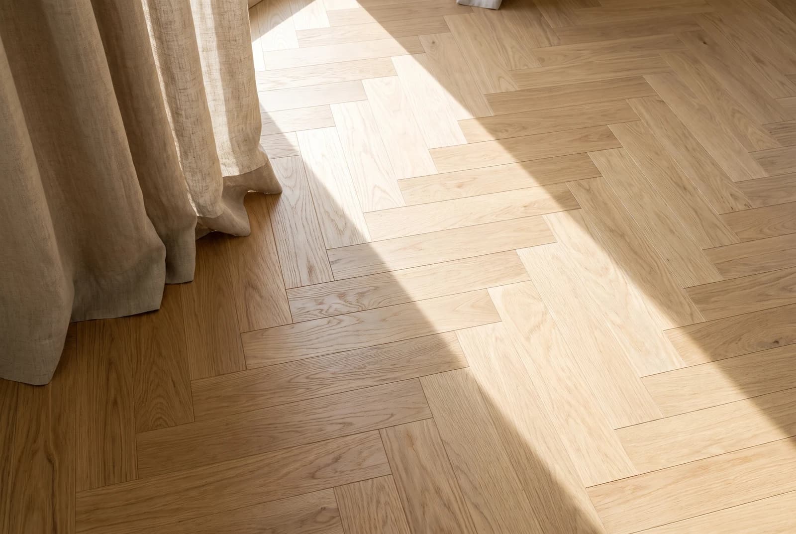 Eiche Sandstone Deluxe — Oberfläche im Streiflicht