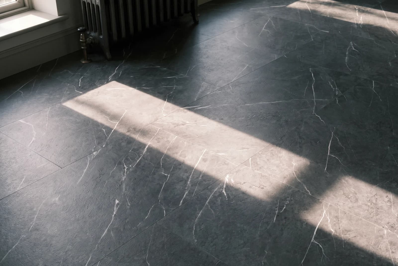 Klebe-Vinyl Marmorica dark grey — Oberfläche im Streiflicht