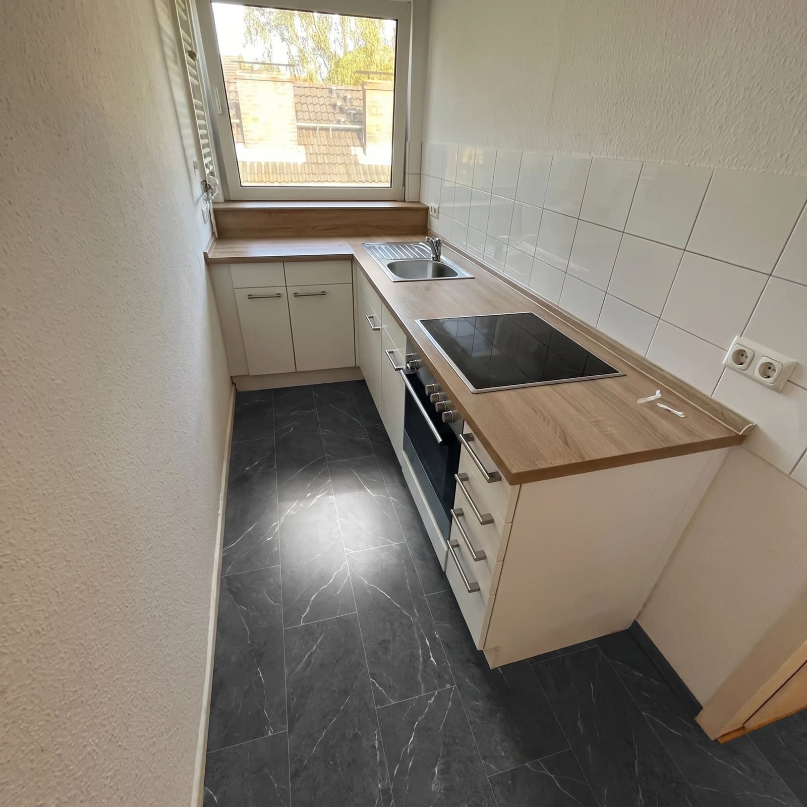 Klick-Vinyl Rigid Marmorica dark grey, mit KI in den Raum von Aus einem Kundenraum gerechnet