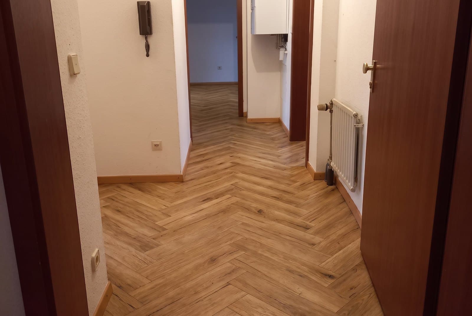 Klick-Vinyl Rigid Valencia Fischgrät, mit KI in den Raum von Aus einem Kundenraum gerechnet